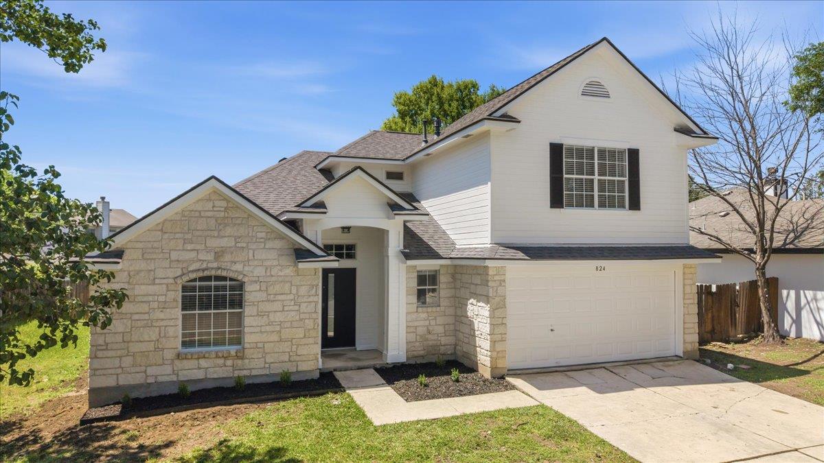 824 Brandi CIR - front exterior - Luxury home in STEEPLECHASE PHASE III SEC 3, Kyle, TX