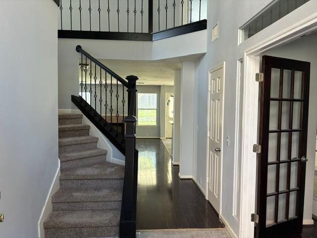 Living area at 825 Barefoot Cv - 5 bed 3 bath home