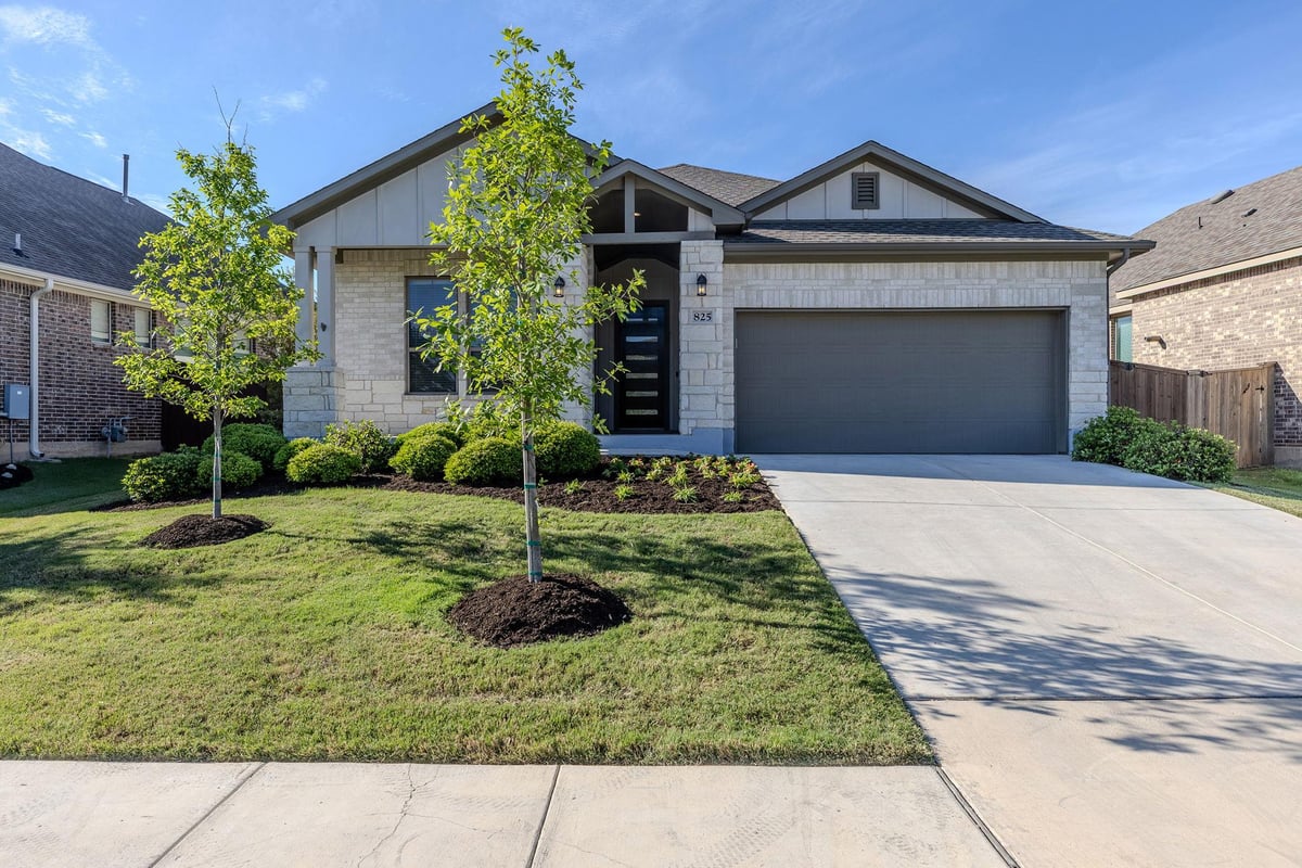 Living area at 825 Whitetail Dr - 3 bed 2 bath home