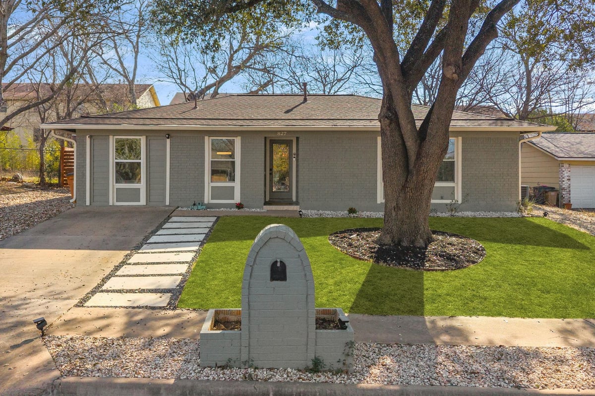 View 827 Sussex Dr in Colonial Park Amd 827 Sussex Dr - front exterior - Luxury home in Colonial Park Amd, Austin, TX
