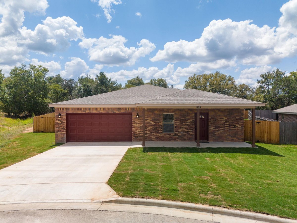 View 828 Elijah Ln in Brodie Estates 828 Elijah Ln - front exterior - Luxury home in Brodie Estates, Lampasas, TX