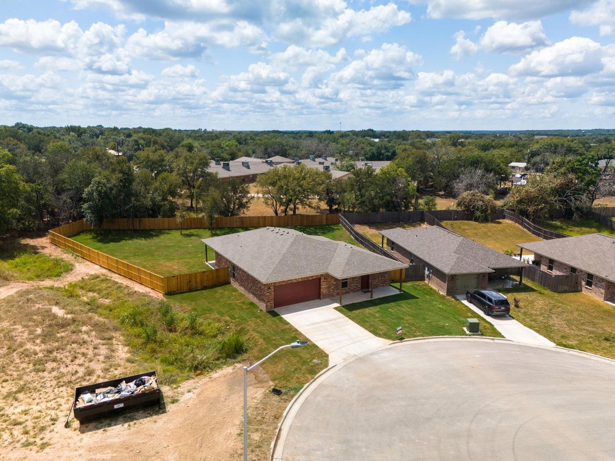 View 828 Elijah LN in Brodie Estates 828 Elijah LN - property photo 1 - Luxury home in Brodie Estates, Lampasas, TX