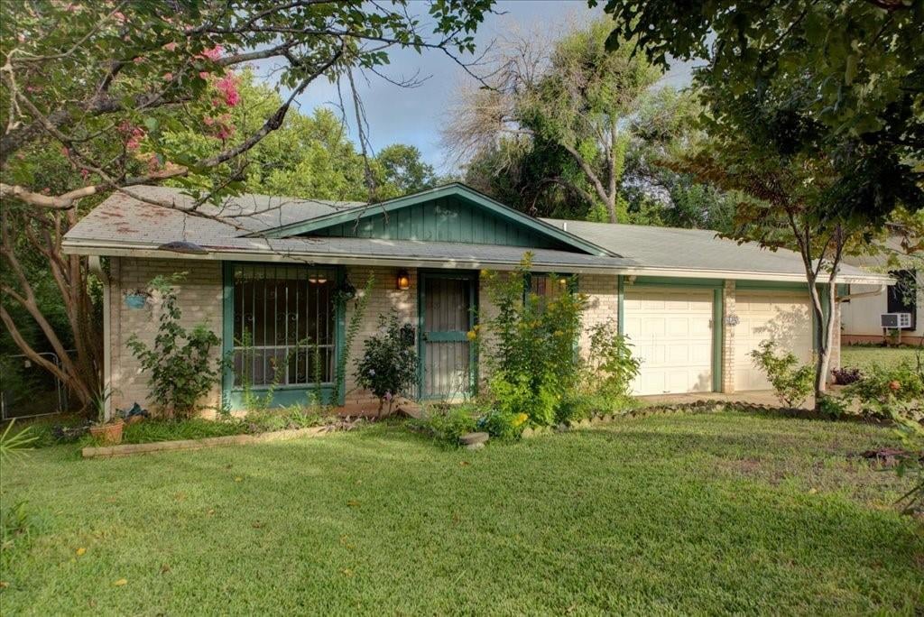 View 828 Sussex Dr in Colonial Park Amd 828 Sussex Dr - front exterior - Luxury home in Colonial Park Amd, Austin, TX