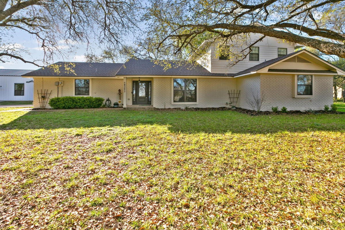 Living area at 8292 Hartrick Bluff Rd - 3 bed 2 bath home