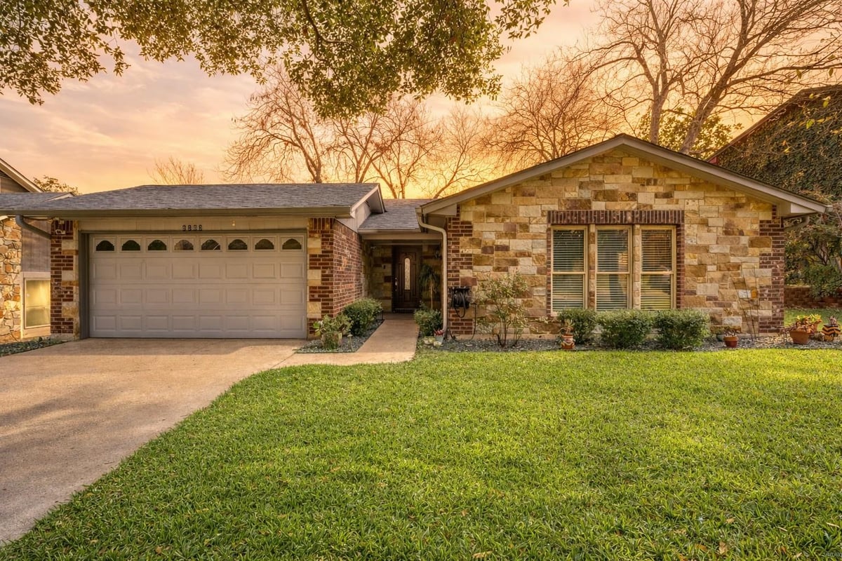 8303 Loralinda DR - front exterior - Luxury home in Woodbridge Sec 01, Austin, TX