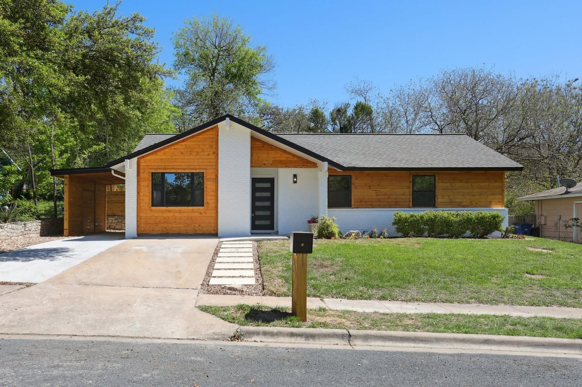 View 833 Sussex Dr in Colonial Park Amd 833 Sussex Dr - front exterior - Luxury home in Colonial Park Amd, Austin, TX
