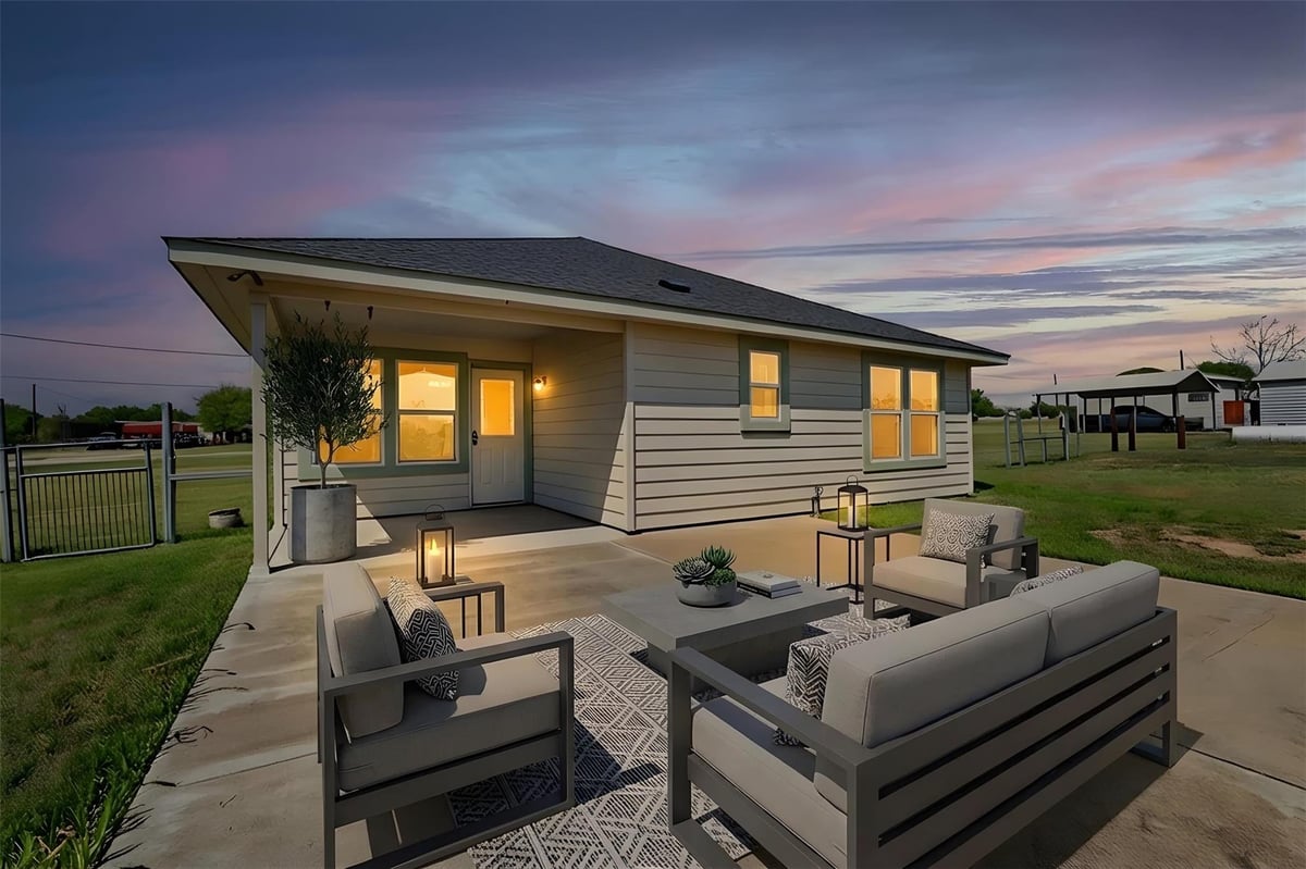 Living area at 833 Thousand Oaks Trl - 3 bed 2 bath home
