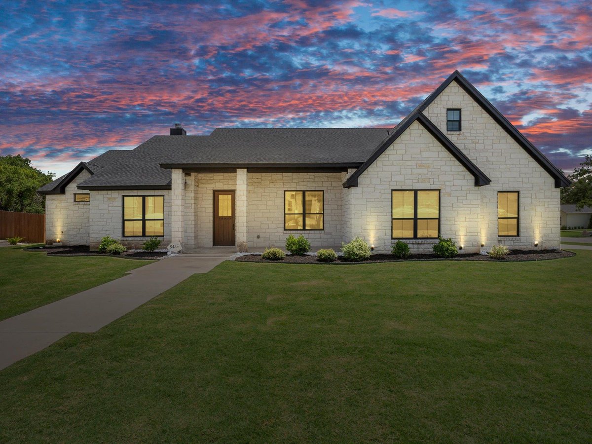 View 8425 Anna's Spring DR in Spring Creek 8425 Anna's Spring DR - property photo 1 - Luxury home in Spring Creek, Salado, TX