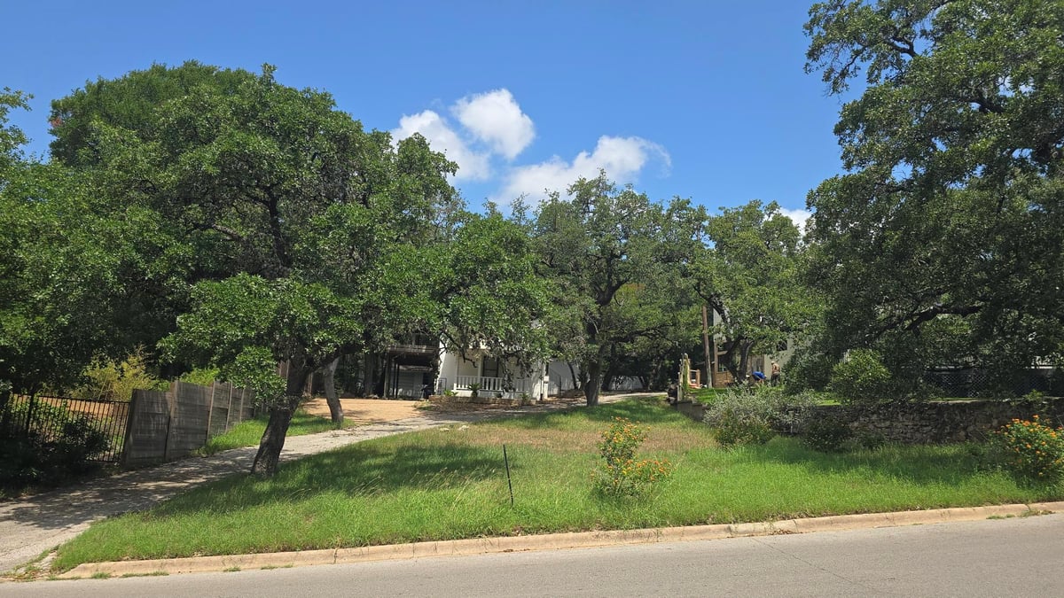 850 Forest View Dr - front exterior - Luxury lot in Holly Bell, West Lake Hills, TX