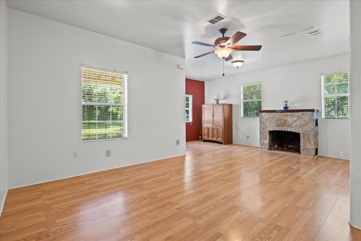 Primary bedroom at 850 SE Ewelling Ln - 2 bed 1 bath home
