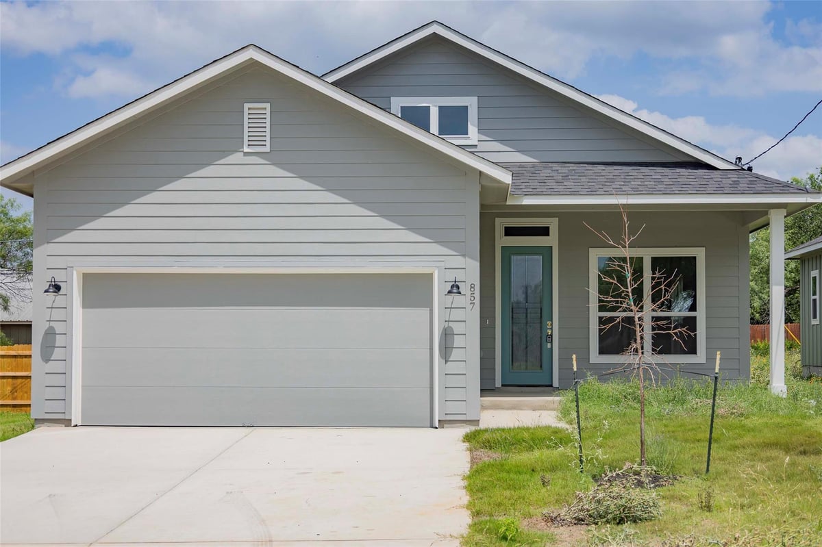 857 Cypress LN - front exterior - Luxury home in Yellowstone, Cottonwood Shores, TX