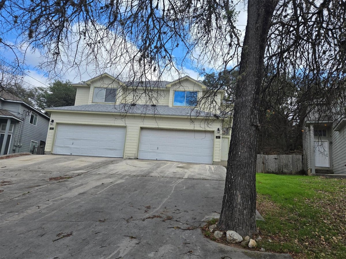 Living area at 861-863 Sagewood Trl - Hughson Heights Sec 3-C, San Marcos, TX