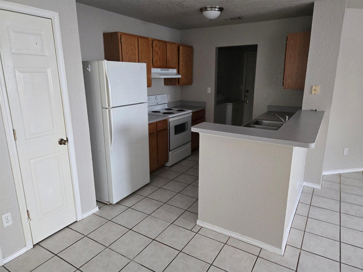 Bathroom at 861-863 Sagewood Trl - Hughson Heights Sec 3-C, San Marcos, TX