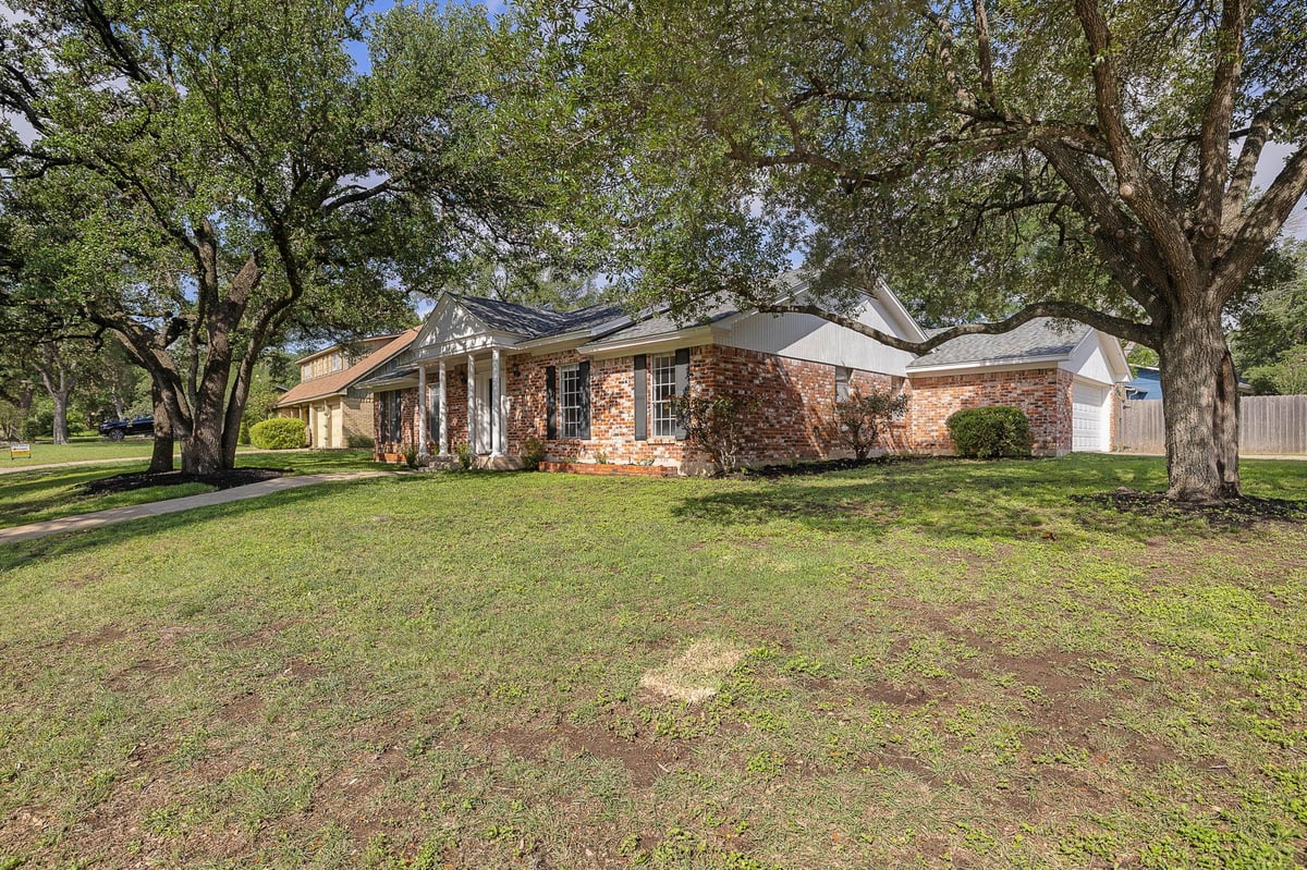Living area at 8618 Willowick Dr - 4 bed 2 bath home