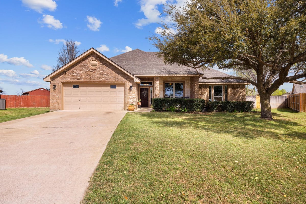 View 8714 Hansom Cab Cir in Carriage House Village Ph I 8714 Hansom Cab Cir - front exterior - Luxury home in Carriage House Village Ph I, Temple, TX