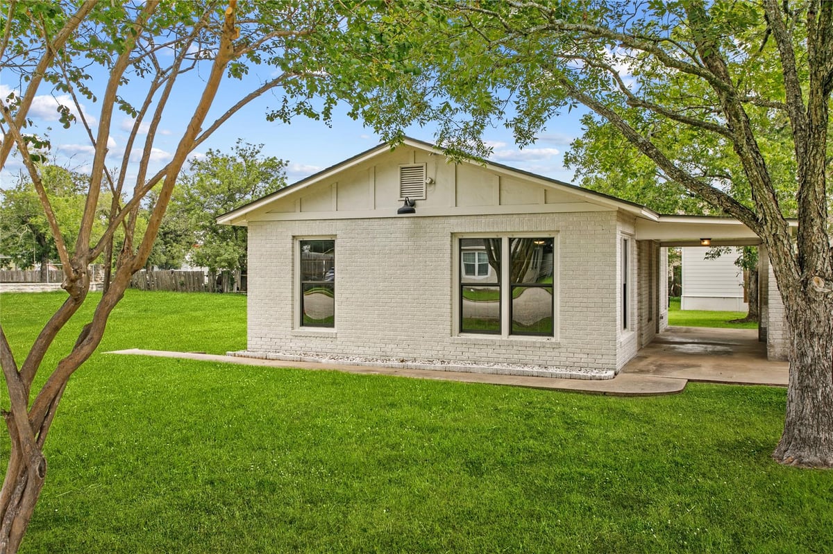 View 875 E Brenham St in Giddings 875 E Brenham St, photo 1, Giddings, Giddings, TX