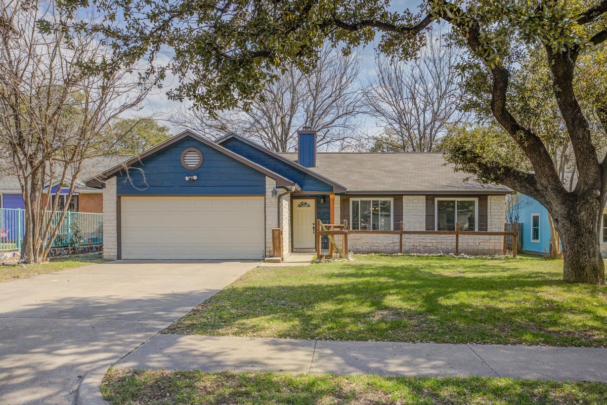 View 8809 United Kingdom DR in Buckingham Estates Ph Iii Sec 8809 United Kingdom DR - property photo 1 - Luxury home in Buckingham Estates Ph Iii Sec, Austin, TX