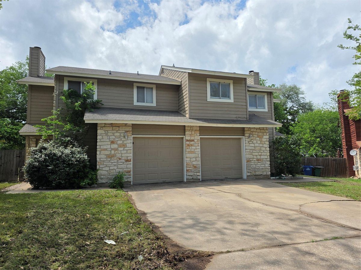Living area at 8818 Clearbrook Trl - Springwoods, Austin, TX