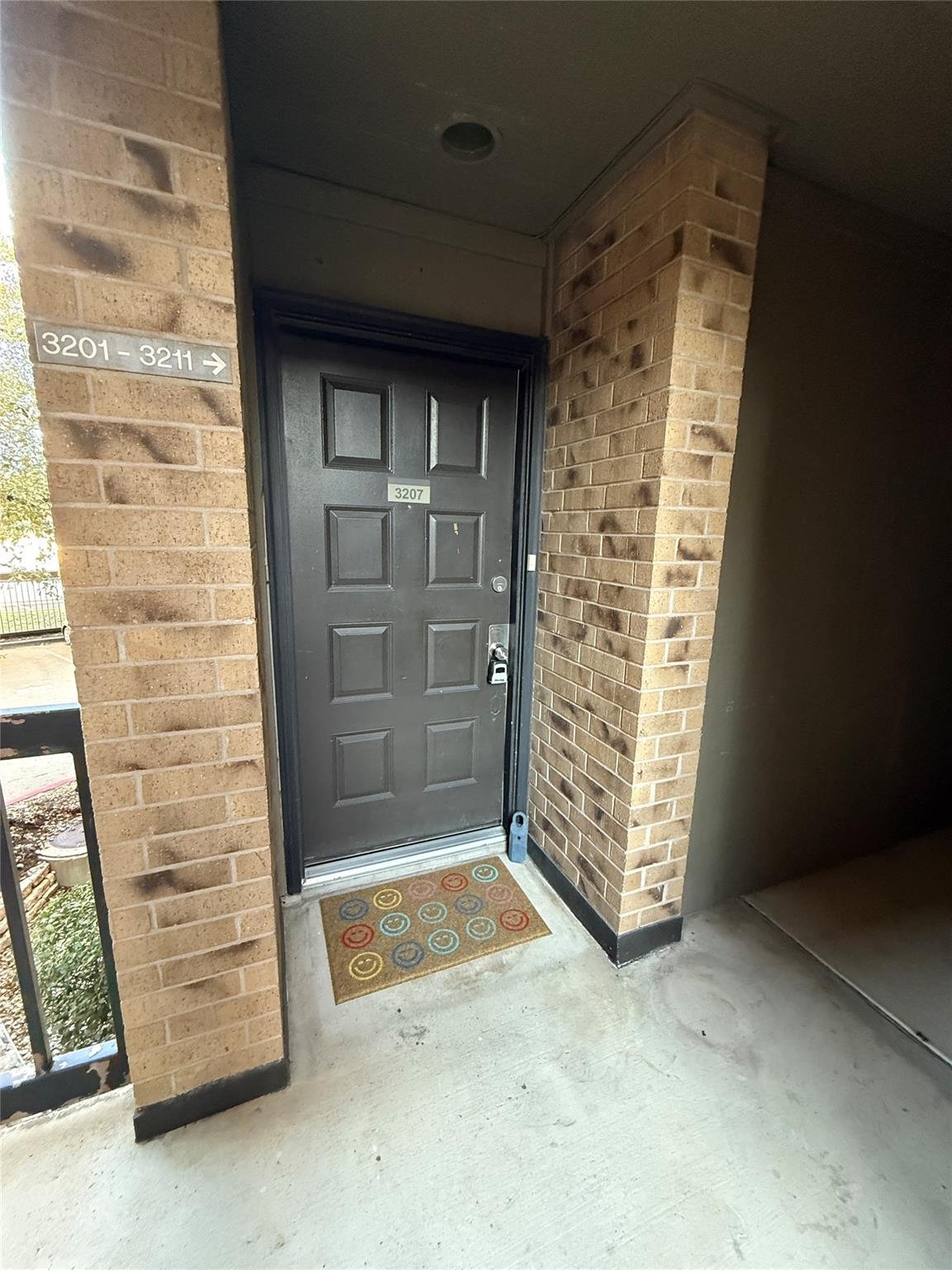 Living area at 8888 Tallwood Dr Unit #3207 - 1 bed 1 bath home