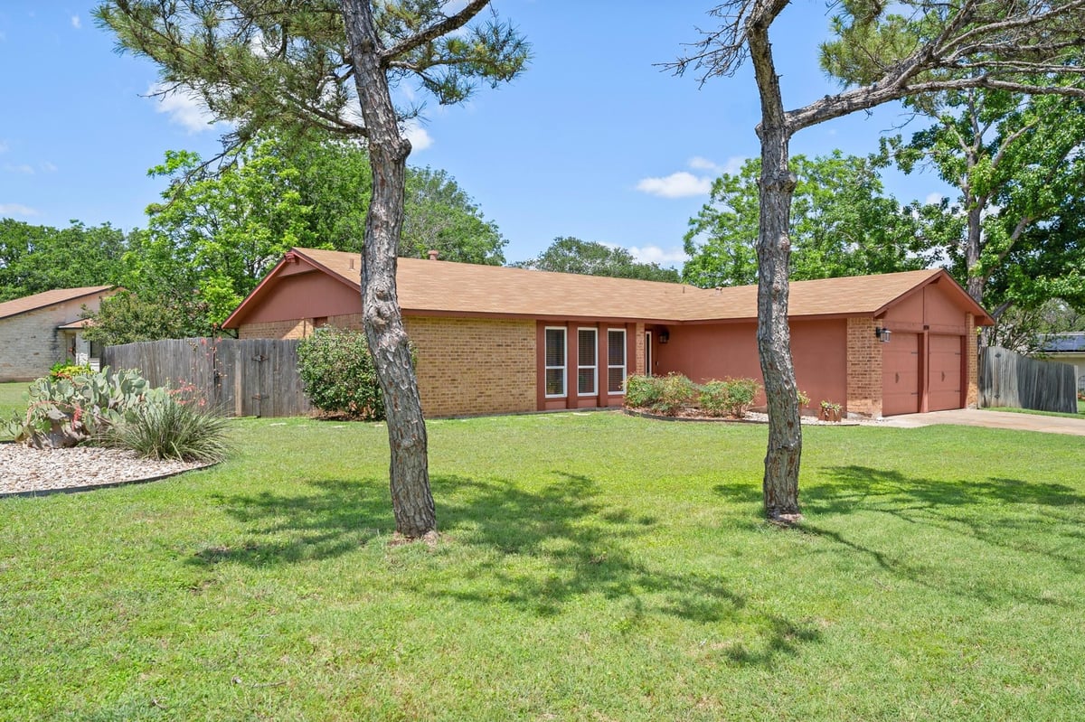 Living area at 8914 Sparkling Creek Dr - 3 bed 2 bath home