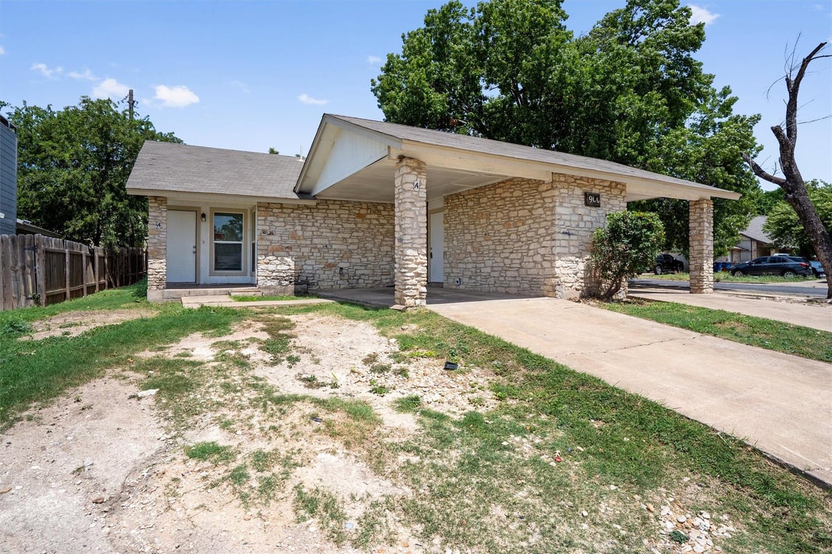 View 900 Fieldwood DR in Quail Valley Sec 01 900 Fieldwood DR - property photo 1 - Luxury home in Quail Valley Sec 01, Austin, TX