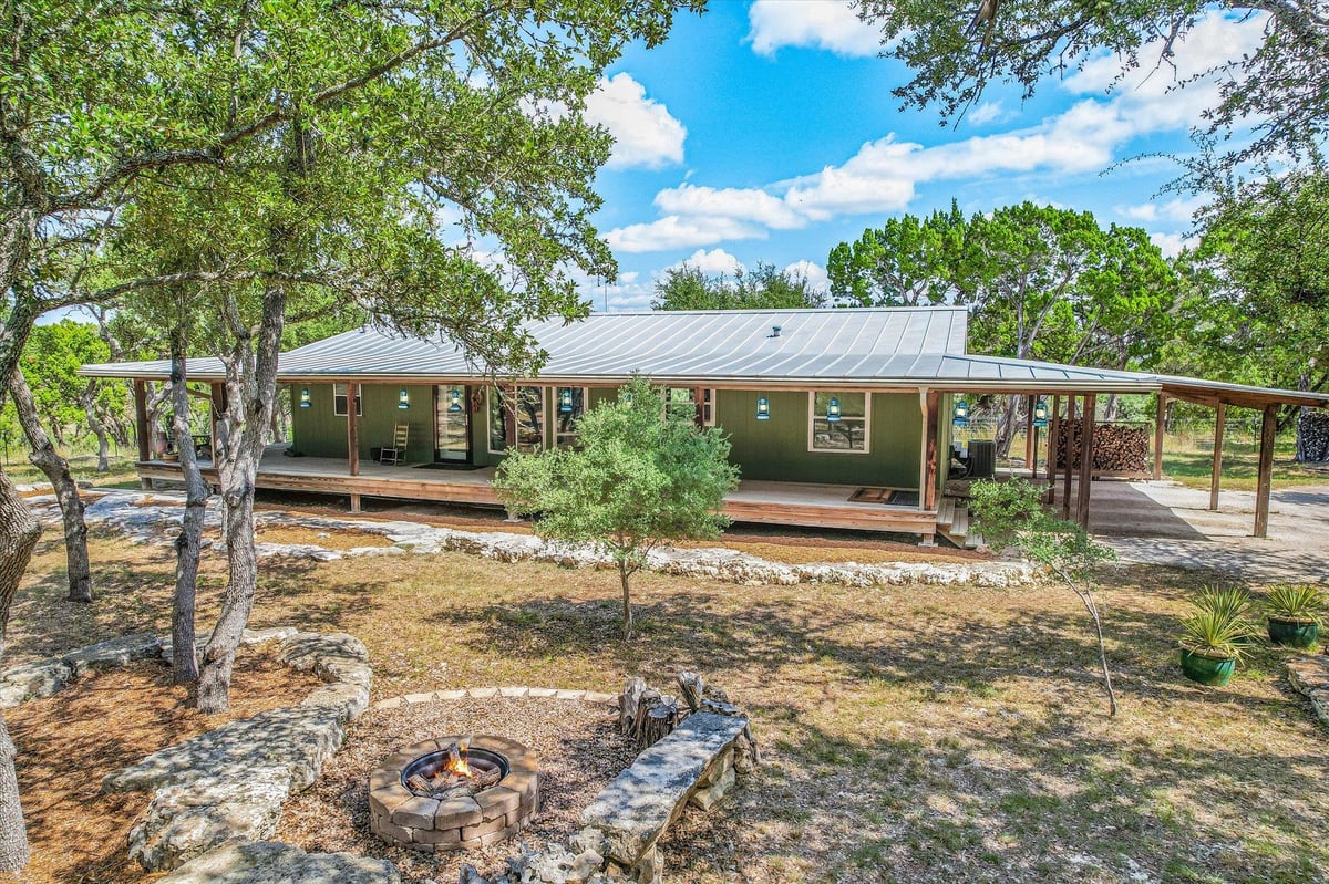 Living area at 900 LONGHORN Trl - 3 bed 2 bath home