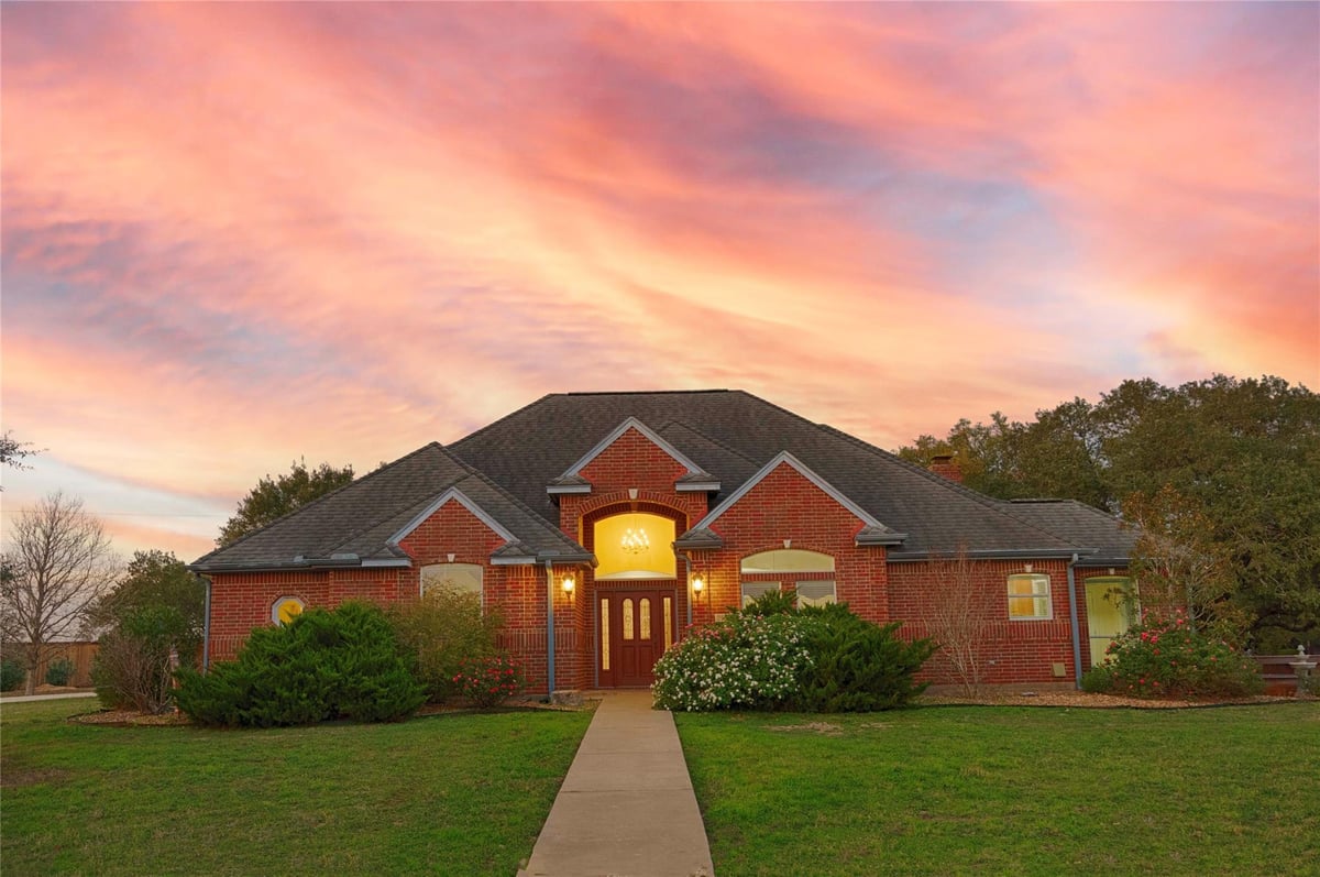 View 900 Schulze Rd in NA 900 Schulze Rd - front exterior - Luxury home in NA, Schulenburg, TX