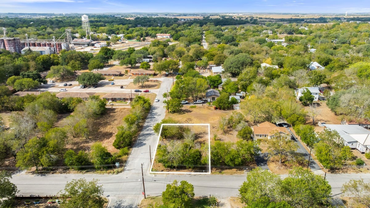 View 901 N Blanco St in Olive Grove Sub 901 N Blanco St - front exterior - Luxury lot in Olive Grove Sub, Lockhart, TX
