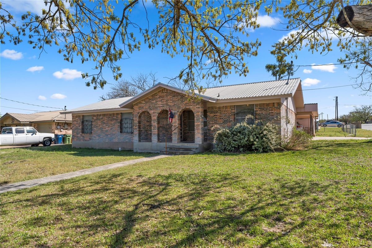 View 901 N Hill St in Highland Acres 901 N Hill St - front exterior - Luxury home in Highland Acres, Burnet, TX