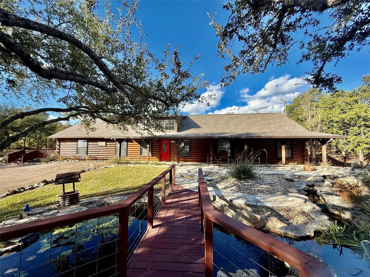 Living area at 901 Thompson Ranch Rd - 5 bed 4 bath home