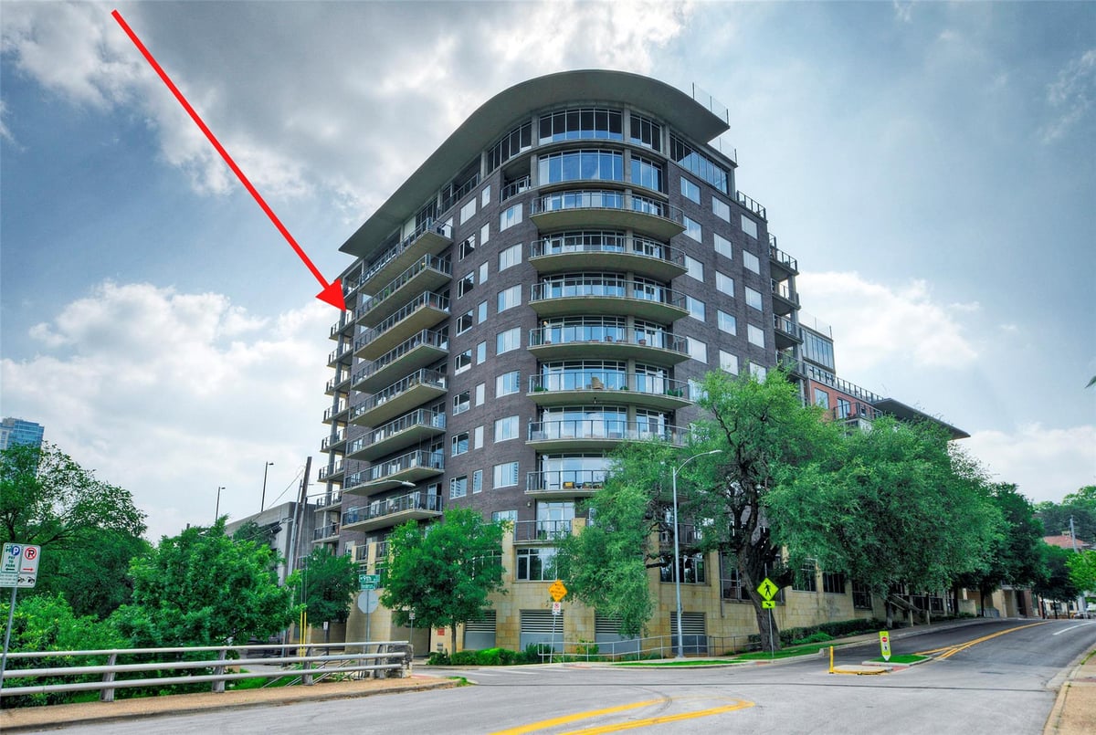 Living area at 901 W 9th St Unit #1004 - 2 bed 2 bath home