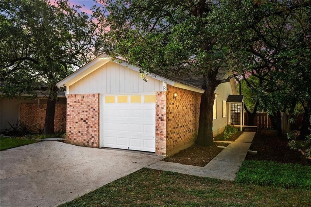 View 9013 Sawtooth Ln Unit #B in Springwoods sec 01 9013 Sawtooth Ln Unit #B - front exterior - Luxury home in Springwoods sec 01, Austin, TX