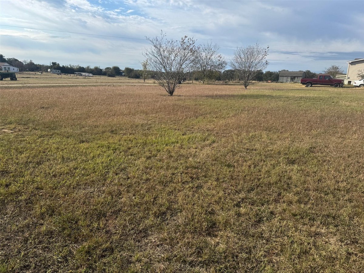 View 902 9th St in Texas Central Zone 902 9th St - front exterior - Luxury lot in Texas Central Zone, Lexington, TX