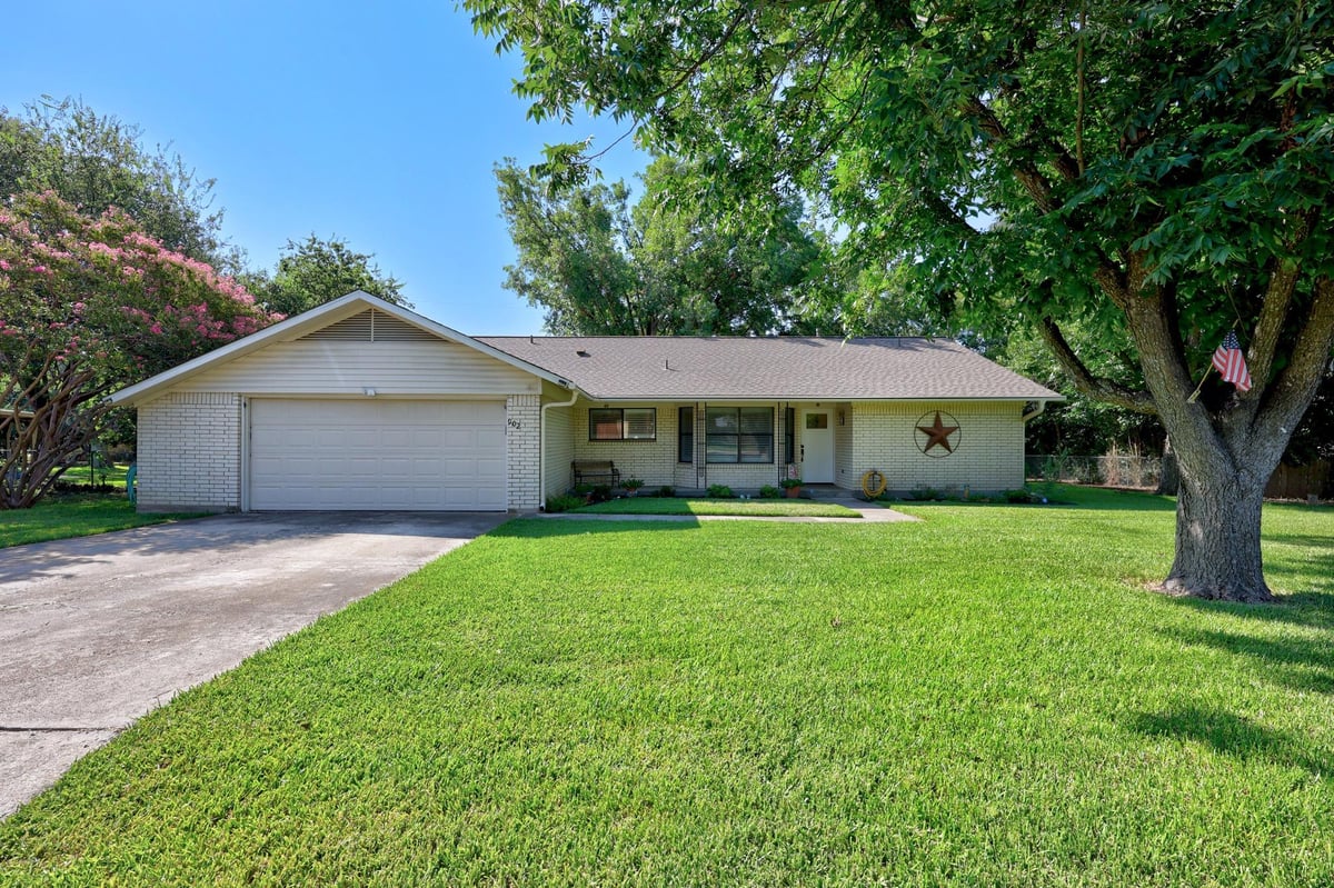 902 Dunman DR - property photo 1 - Luxury home in Quail Meadow Unit 02, Georgetown, TX