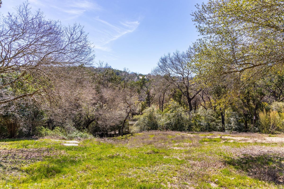 View 902 Yaupon Valley Rd in Mayo Add 902 Yaupon Valley Rd - front exterior - Luxury lot in Mayo Add, West Lake Hills, TX