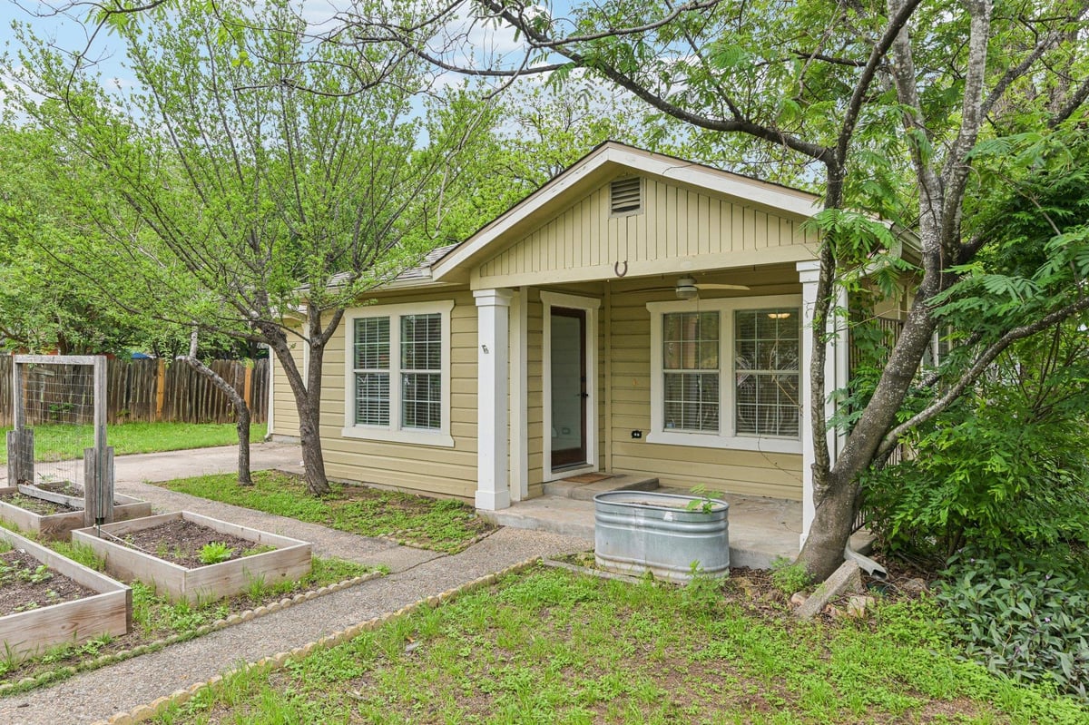 View 903 Chote Ave in Gullett Gardens 02 903 Chote Ave - property photo 1 - Luxury home in Gullett Gardens 02, Austin, TX