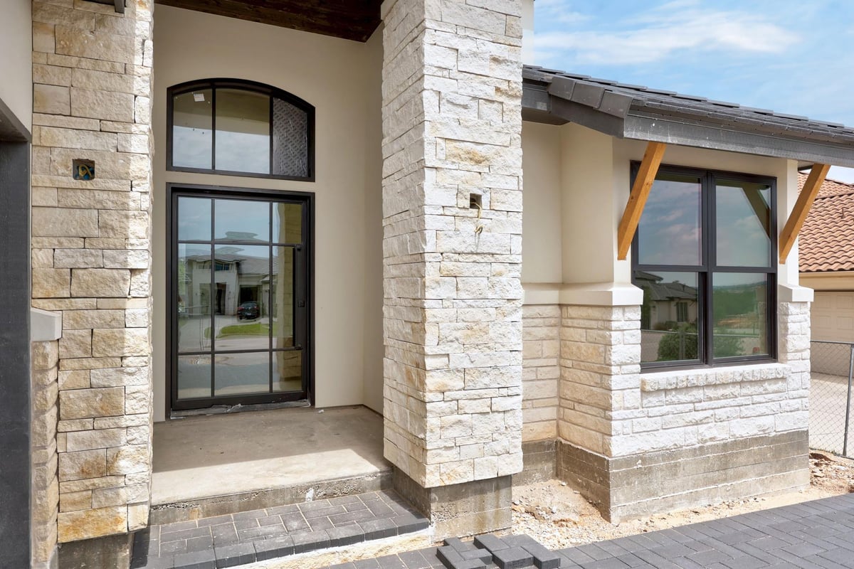 Living area at 903 Flint Ridge Trl - 4 bed 4 bath home