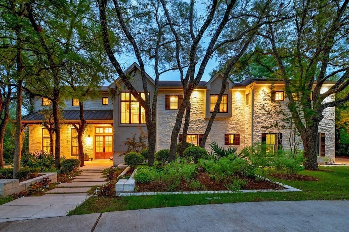 View 903 Forest View DR in Liveoak Terrace Pt Rep 903 Forest View DR - property photo 1 - Luxury home in Liveoak Terrace Pt Rep, West Lake Hills, TX