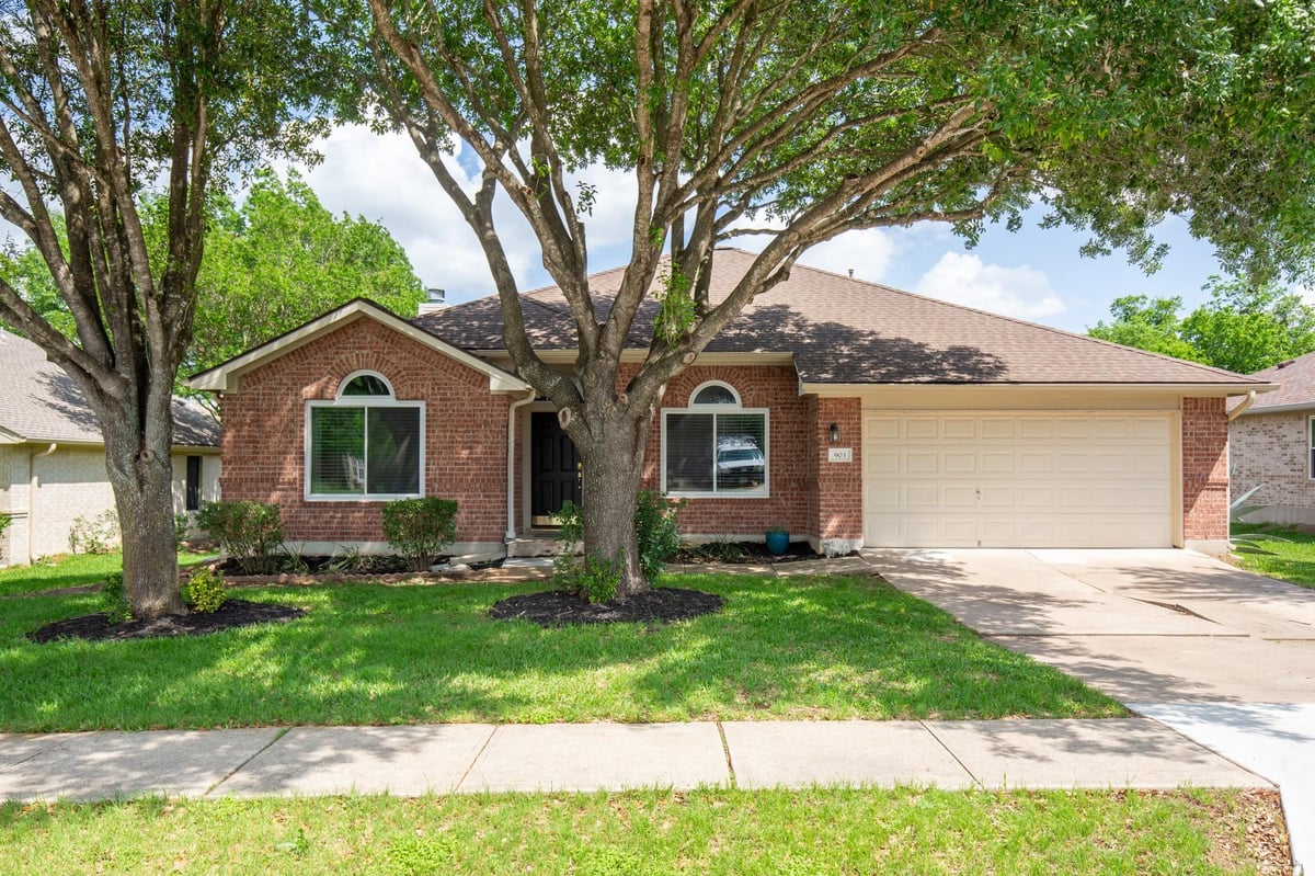 Living area at 903 Plumbago Dr - 3 bed 2 bath home