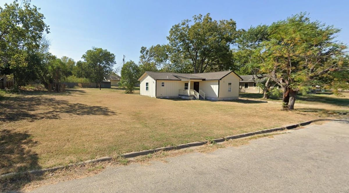 View 904 E Austin ST in O T Luling 904 E Austin ST - front exterior - Luxury home in O T Luling, Luling, TX