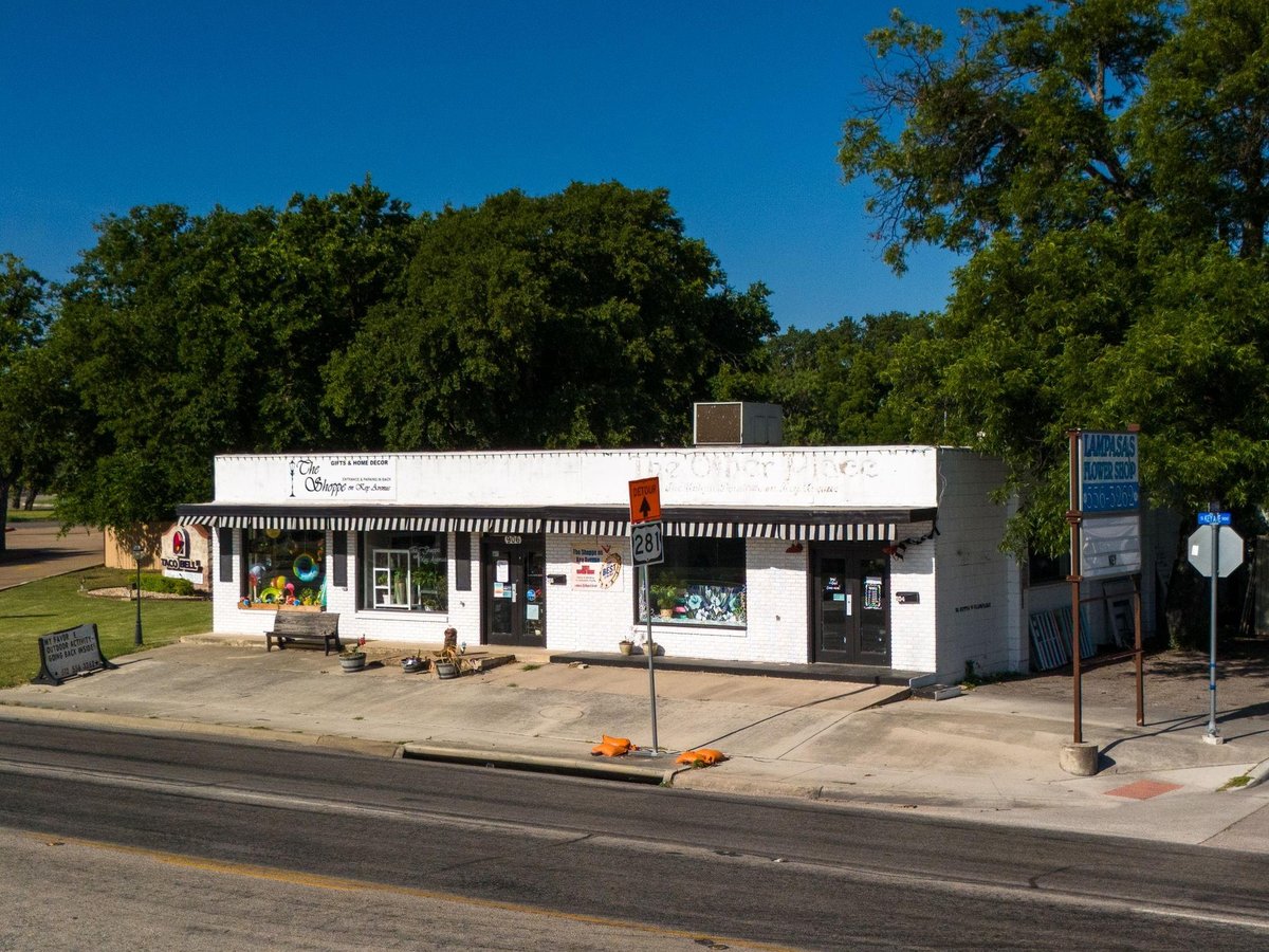 Living area at 904 S Key Ave - L S C 1st, Lampasas, TX