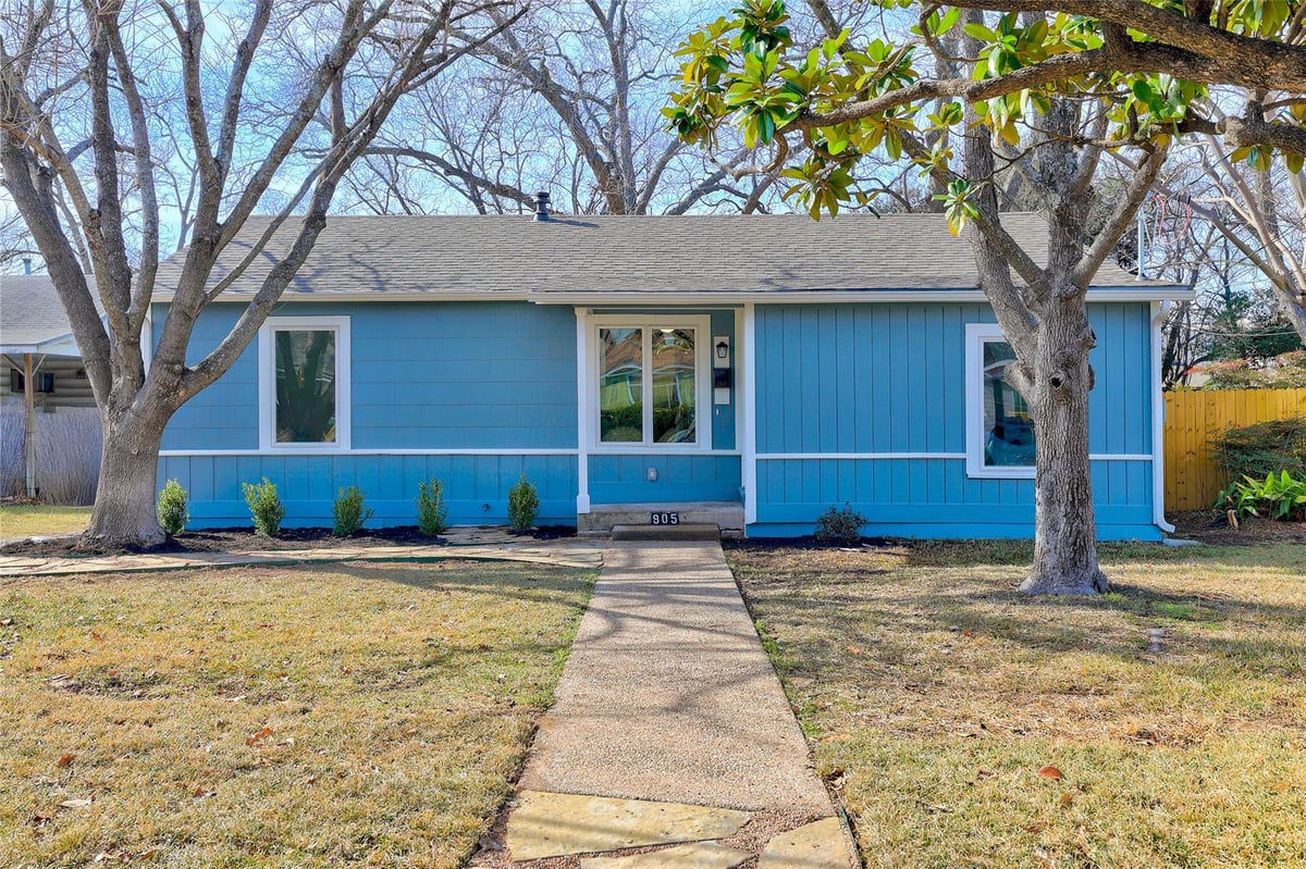 View 905 E 55th 1/2 ST in Morningside Add Sec 02 905 E 55th 1/2 ST - front exterior - Luxury home in Morningside Add Sec 02, Austin, TX