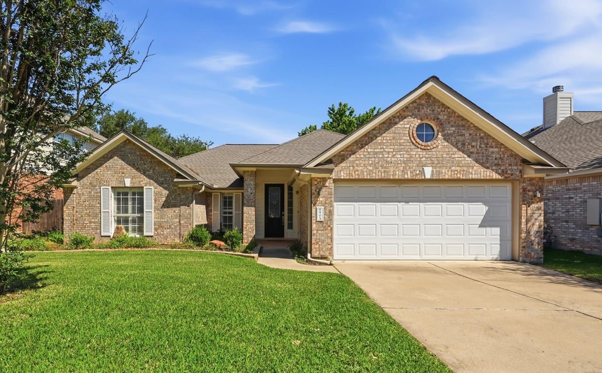 View 905 Hunters Creek Dr in Lakeline Oaks Sec 3 905 Hunters Creek Dr - front exterior - Luxury home in Lakeline Oaks Sec 3, Cedar Park, TX