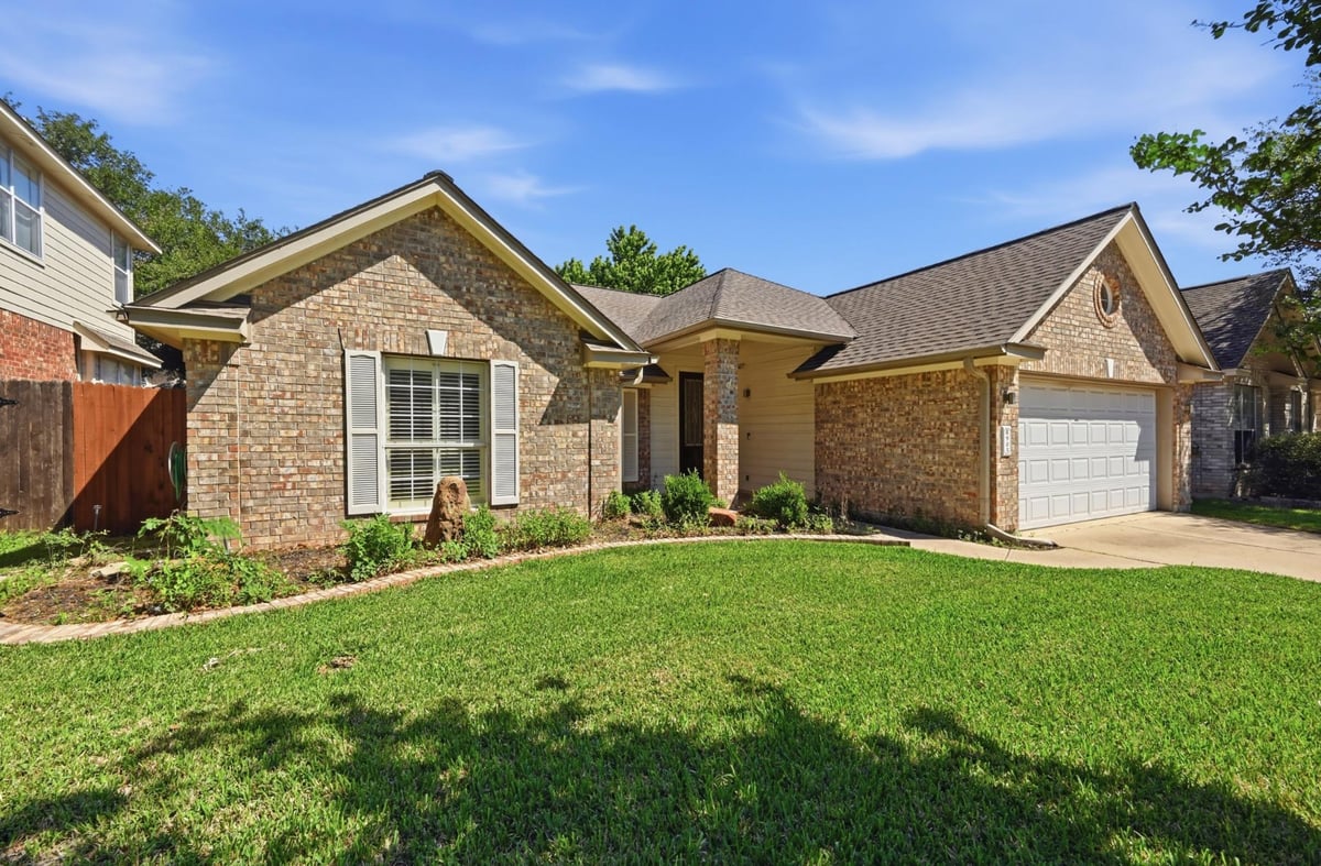 Living area at 905 Hunters Creek Dr - 3 bed 2 bath home