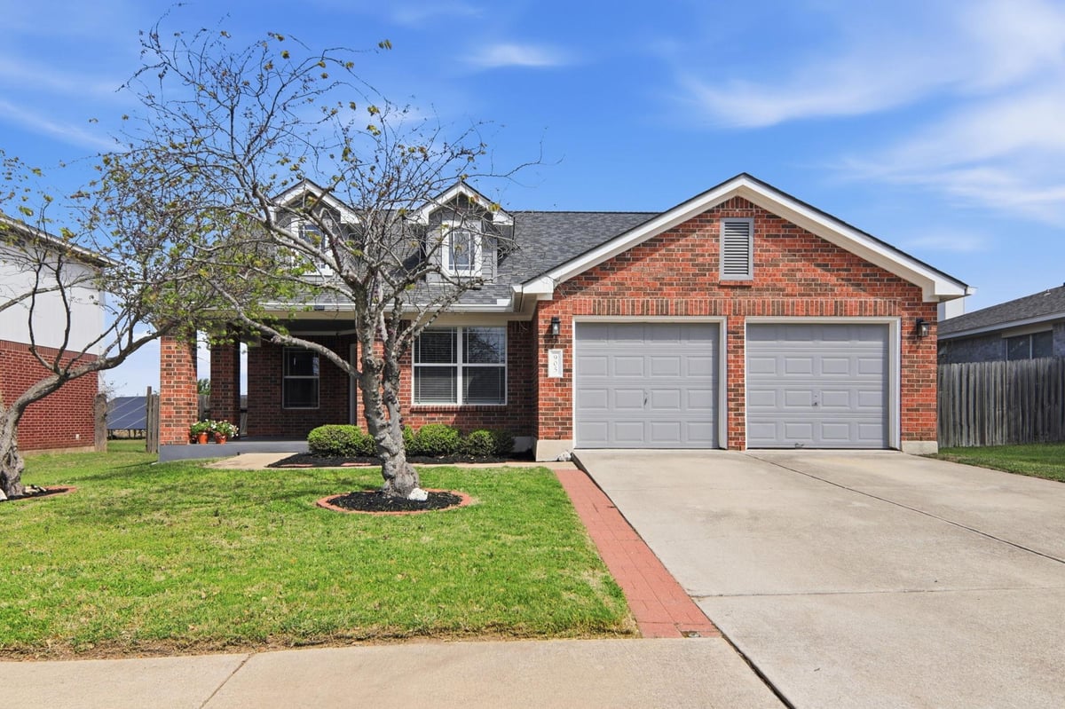 View 905 Lee Dr in Westview Meadows Ph 01 905 Lee Dr - front exterior - Luxury home in Westview Meadows Ph 01, Leander, TX