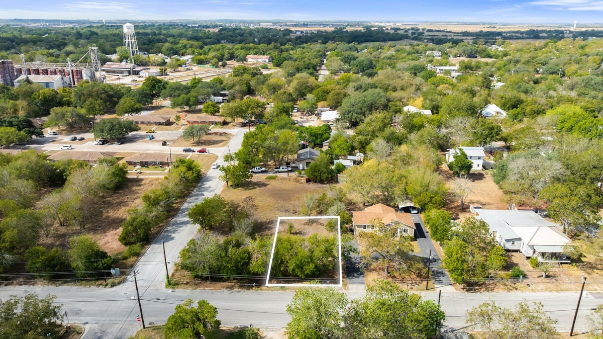 View 905 N Blanco St in Olive Grove Sub 905 N Blanco St - front exterior - Luxury lot in Olive Grove Sub, Lockhart, TX