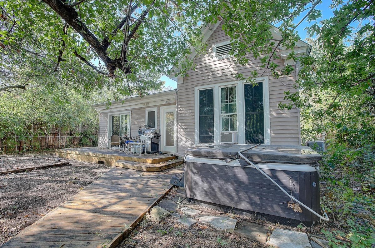 Primary bedroom at 905 S Walnut St - 4 bed 2 bath home