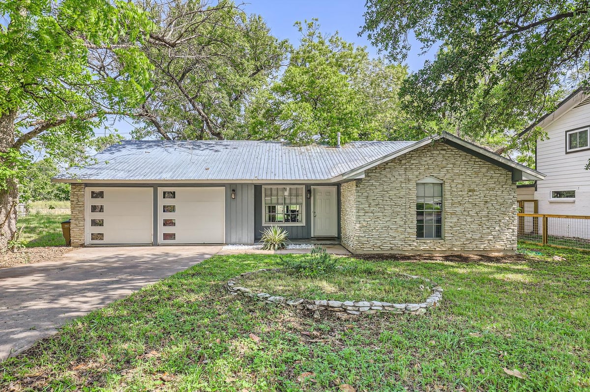 View 906 Hermitage DR in Heritage Hills 906 Hermitage DR - front exterior - Luxury home in Heritage Hills, Austin, TX