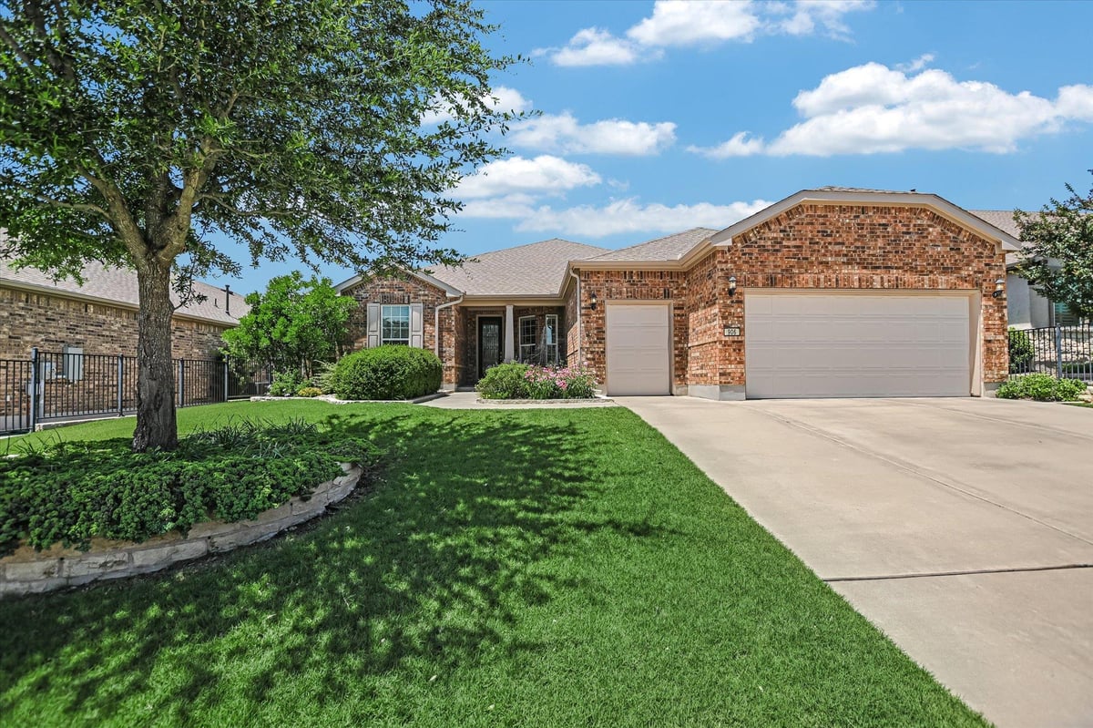 906 Holiday Creek LN - front exterior - Luxury home in Sun City Nbrhd 84, Georgetown, TX