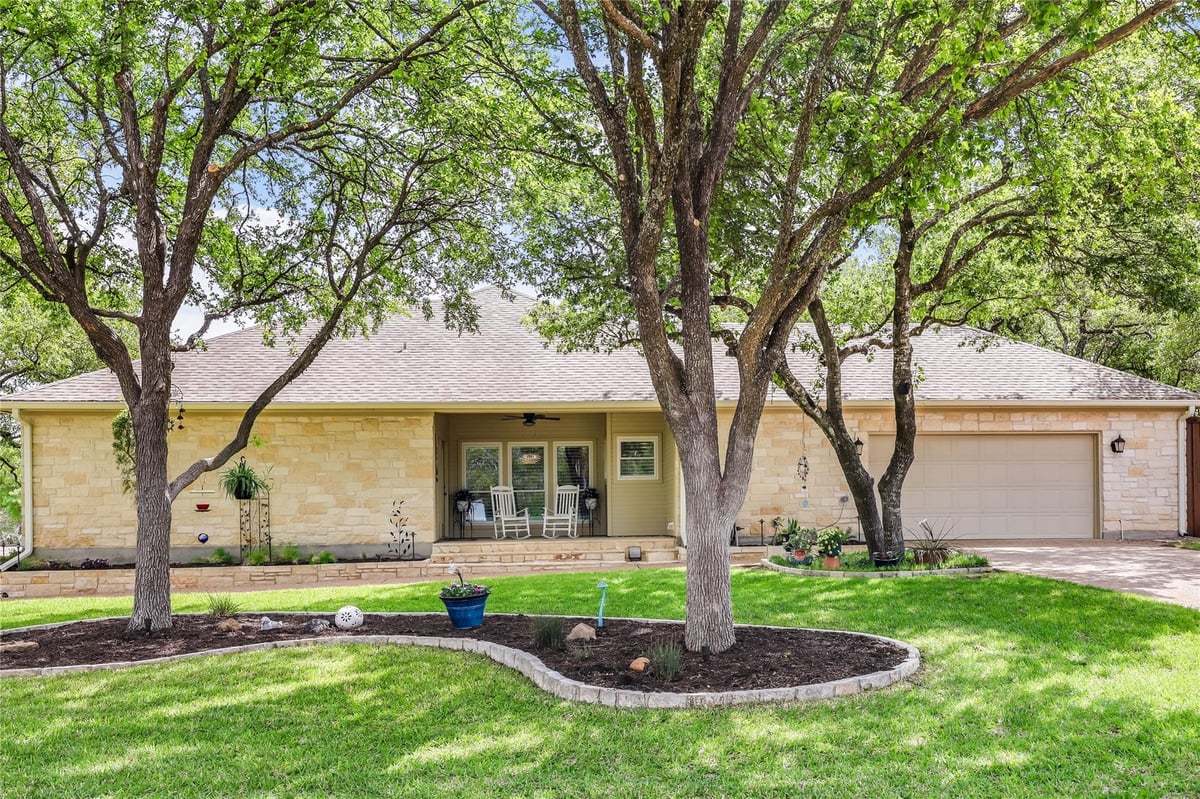 Living area at 906 Texas Trl - 3 bed 2 bath home